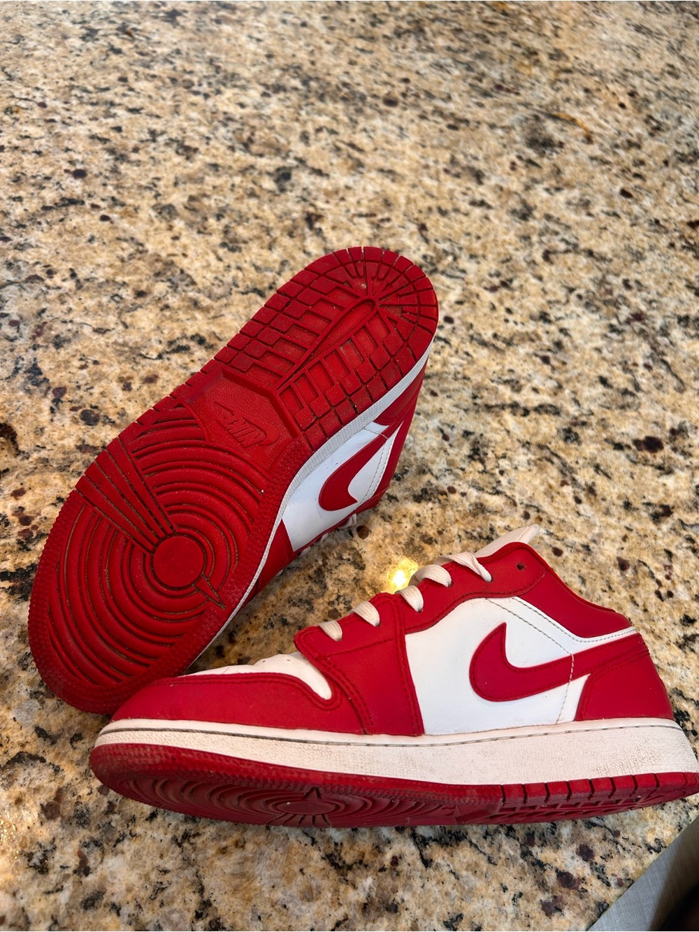 Red Jordan 1 Low - Picture 3 of 4